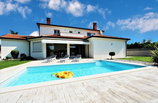 Luxurious villa with pool, very, sleeps 6, garden, on the edge of the forest