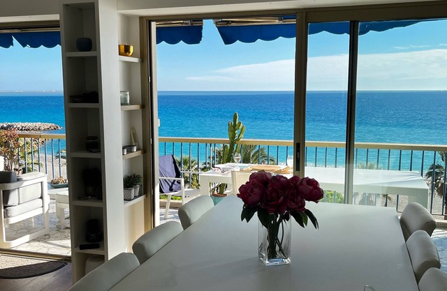 Luxurious waterfront apartment with sea view and mountain view near the racecourse