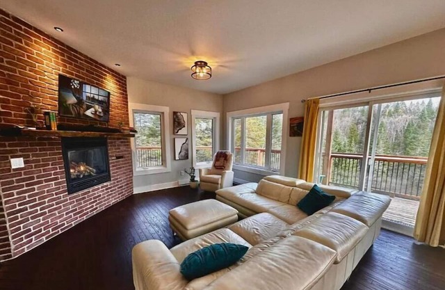 Luxurious Waterfront 6 BDRM Chalet w/ Billiards, Game Room & Unforgettable Views