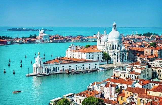 Luxurious Waterfront Home with Stunning Canal Views in Dorsoduro