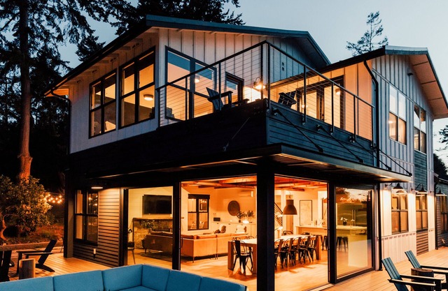 Luxurious waterfront home with water views, full kitchen, & WiFi