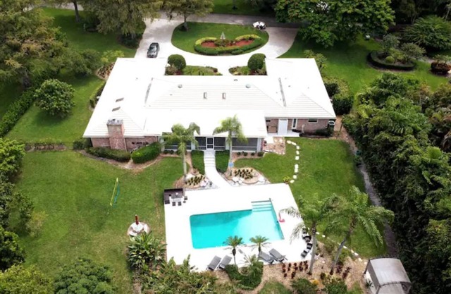 Luxurious Waterfront House w/Pool Gym Kayaks