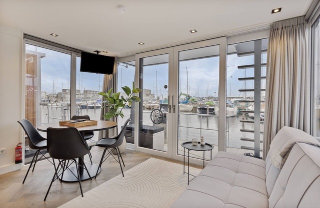 Luxurious waterloft near beach and restaurants