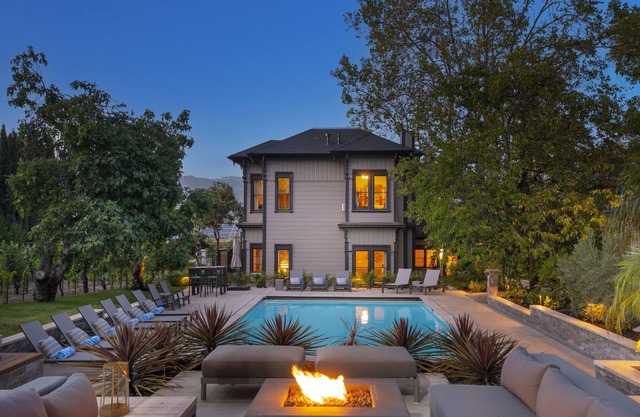 Luxurious Wine Country Resort walk to the finest bars, restaurants and wineries!