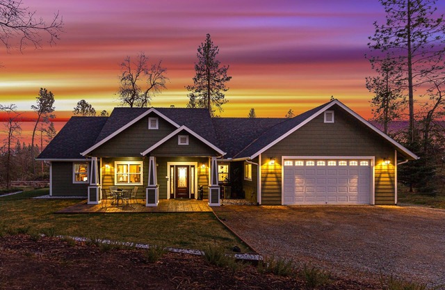 Luxurious Yosemite Mountain Home , Spa, Pool, Miniature Ponies! and Gameroom