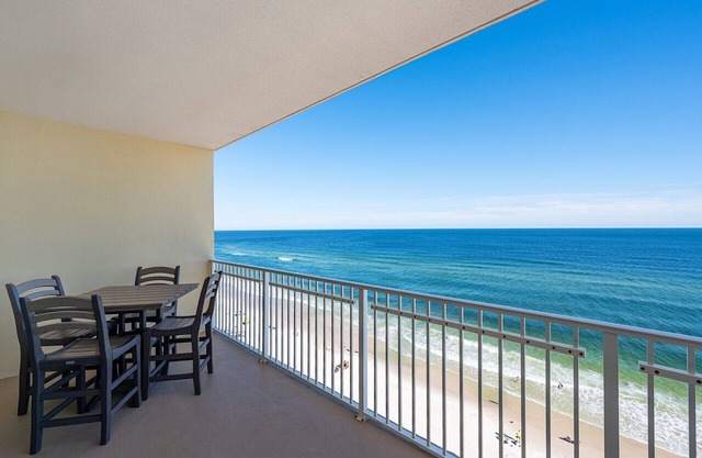 Luxuriously renovated! 2BR/2BA Western Sunset Corner+2 King Beds! Sleeps 6.