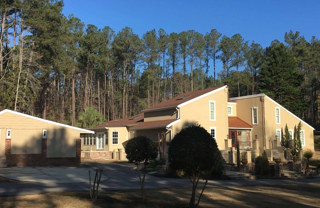 Luxurius 5 bedroom/5 bath home perfect for entertaining and great for Masters