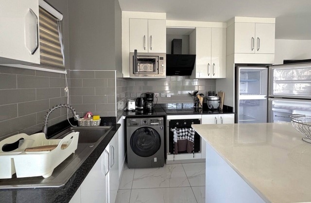 Luxury 1-bedroom apartment with WiFi, AC in welcoming Accra