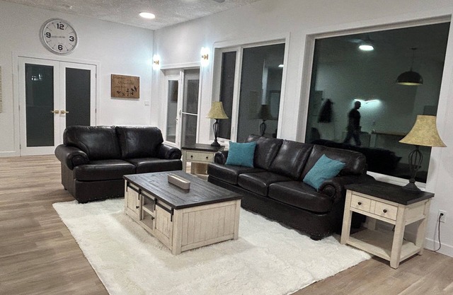Luxury 1-bedroom corporate apartment with AC, WiFi in Alberta Beach