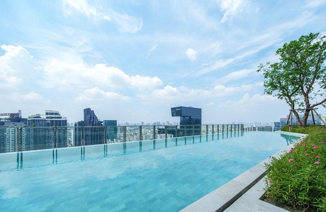 Luxury 1-bedroom w/Wifi, Standing Desk & Infinity Pool, 100m from MRT & Shopping