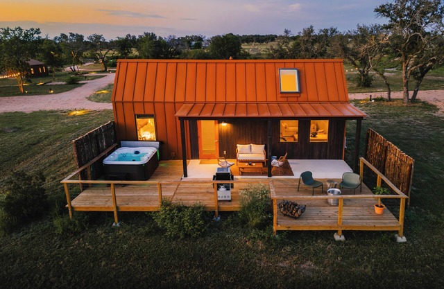 Luxury 1 BR cabin in the center of the Texas Wine Country with private porch, hot tub, gas grill and fire pit.