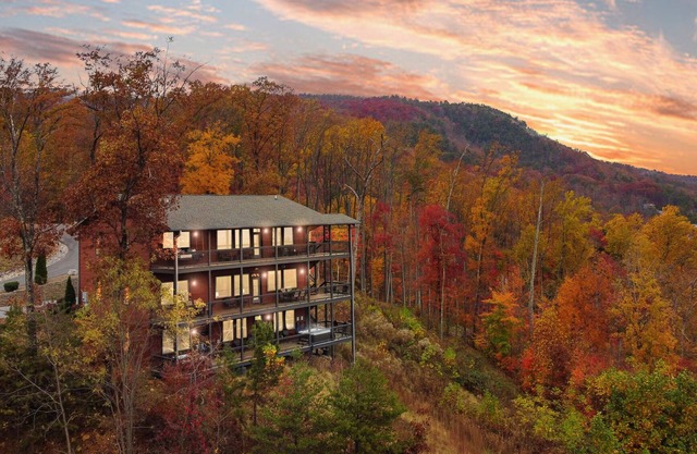 Luxury 10BR/12BA Cabin w/Indoor Pool, 2 Hot Tubs, Arcade, & Theater! Mountain Views!