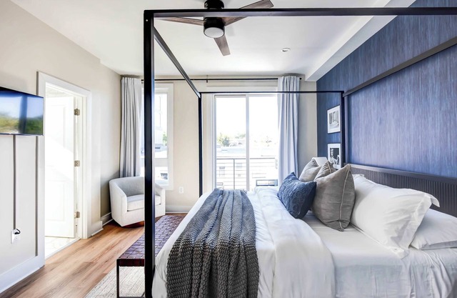 Luxury 12-BR DC Mansion+Rooftop Patio | Sleeps 28