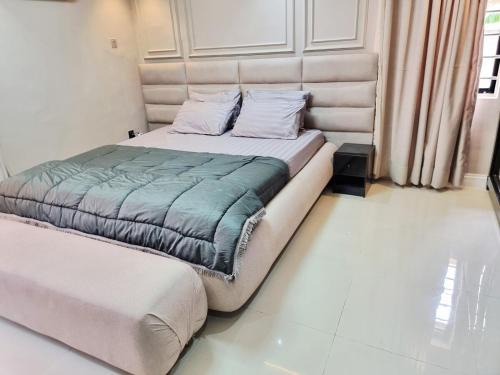 Luxury 1bed guest house with private garden in Magodo
