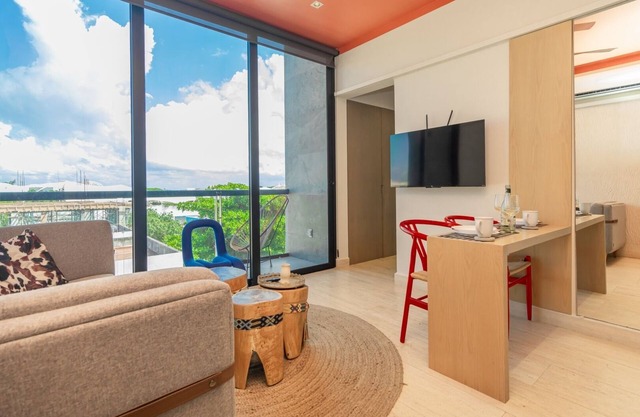 Luxury 1BR BalconyandParking, 1 Block from 5th Ave