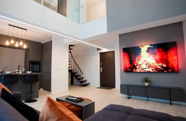 Luxury 1BR Duplex Sleeps 4, Near Promenada Mall, 75” TV, Fast WiFi, Sector 2