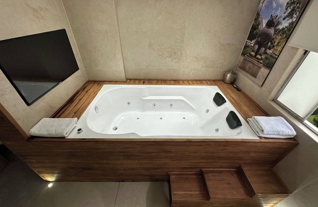 Luxury 1BR in Medellin Wi-Fi 600Mb, King Bed, Hot tub, Chimney, A/C