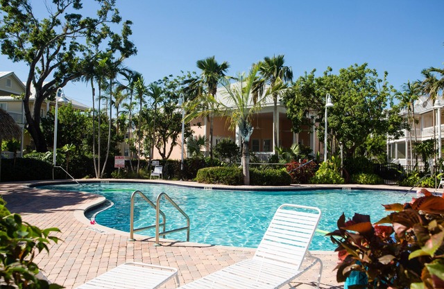 Luxury 2/2 1/2 - FREE PARKING, WIFI, BIKES, BIG POOL, NEWLY RENOVATED