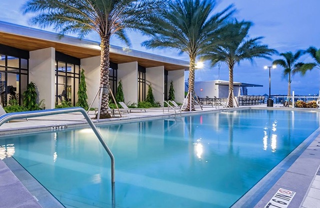 LUXURY 2/2 DOWNTOWN FORT LAUDERDALE NEAR LAS OLAS (ROOFTOP POOL)