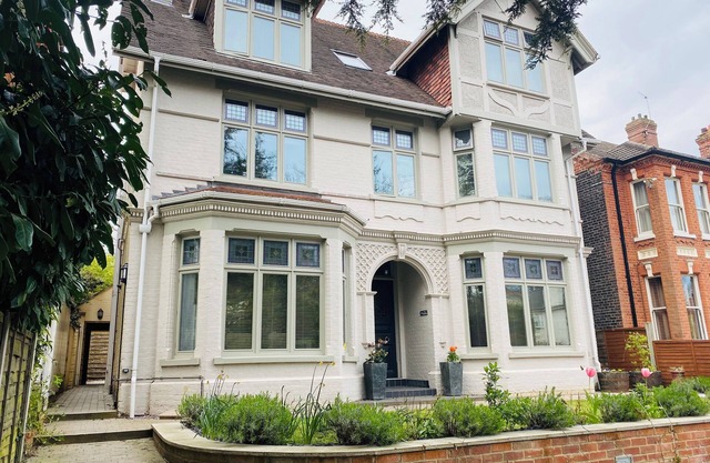 Luxury 2 bed Apartment-Golden Triangle w/Parking