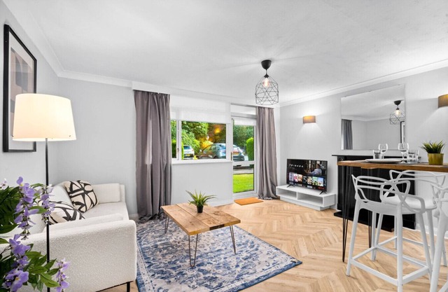 Luxury 2 Bed * Parking * Garden