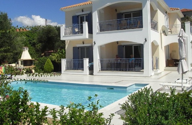 Luxury 2 bedroom 1st floor villa apartment with spectacular sea views