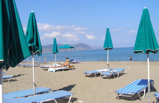 Luxury 2 bedroom apartment, pool, excellent views, by the sea, central location