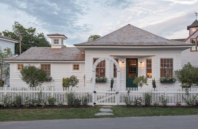 Luxury 2 Bedroom, 2.5 Bathroom minutes from Dock Square/Goose Rocks Beach.