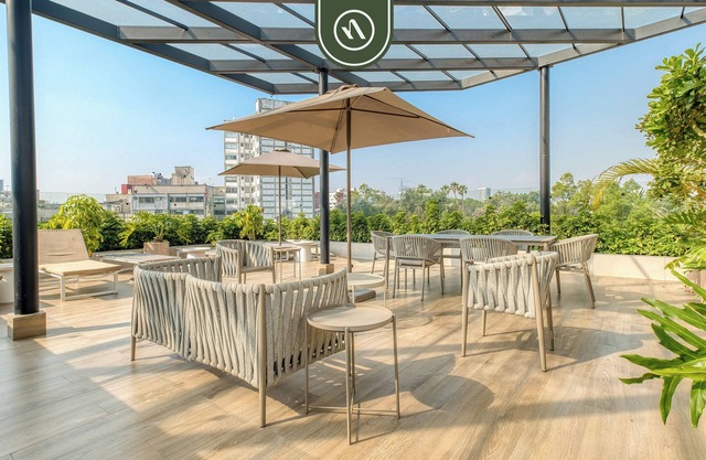 Luxury 2 BR Condo - Rooftop Pool with City View