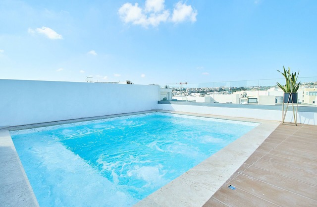 Luxury 2 BR Penthouse with Private Jacuzzi Pool