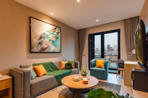 Luxury 2 or 3BR Apartment in Dist 1, Pool and airport pickup