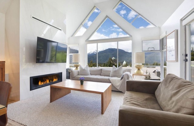 LUXURY- 2BA/BA True Ski-in/Ski-out, HotTub&Pool