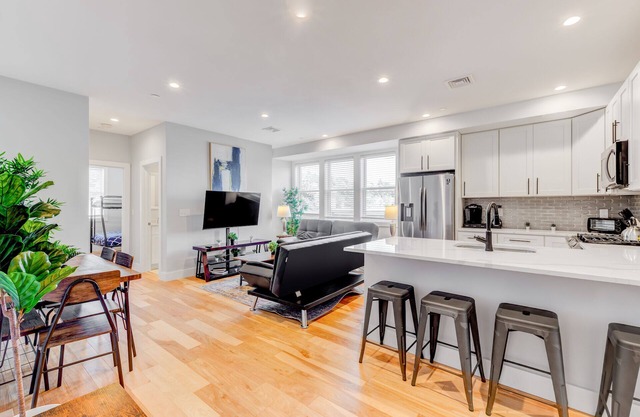 Luxury 2BD/2BA Near Airport 2466