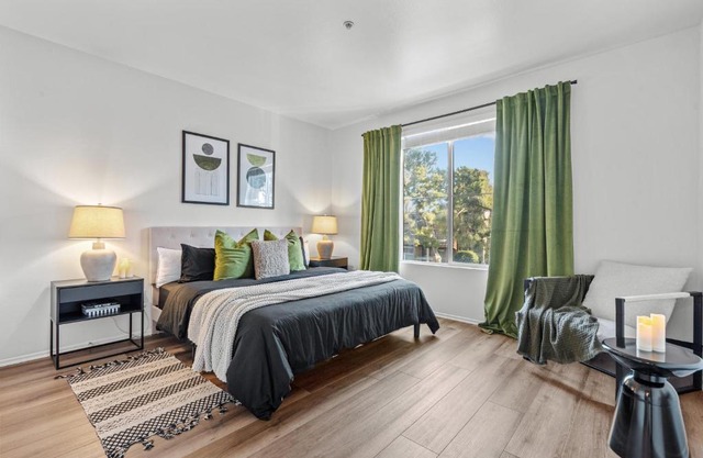 Luxury 2BDR with Parking & Pool - Marina del Rey