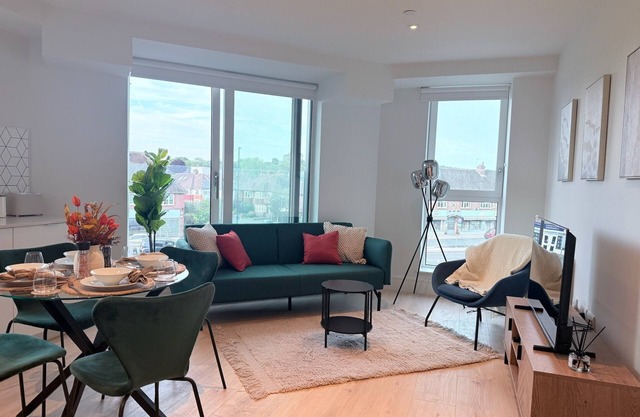 Luxury 2Bed Flat with Gym, Cinema and Games Room in Wimbledon London