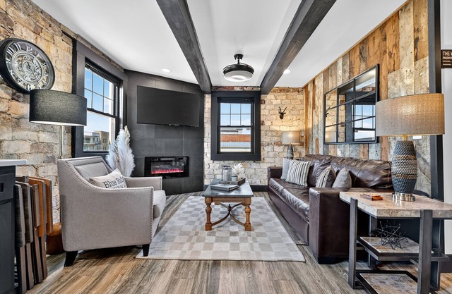 Luxury 2BR, 2BA suite in downtown Blue Ridge @ The Penthouses on Main Suite 104