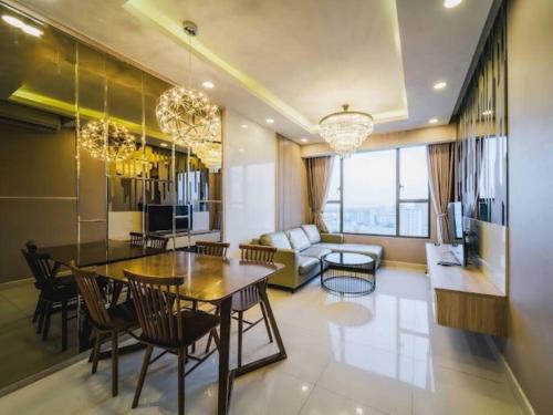Luxury 2BR Apt at Rivergate free Pool & Gym