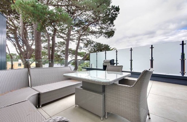 Luxury 3 bed flat with large terrace & sea views