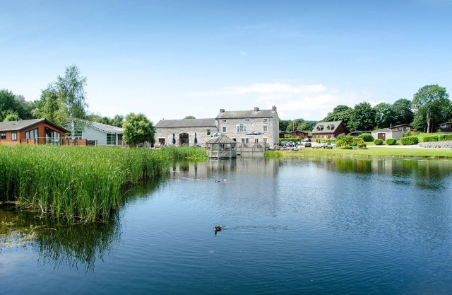 Luxury 3 Bed Lodge with its own Private Hot Tub . Free Wi-Fi & Great Facilities