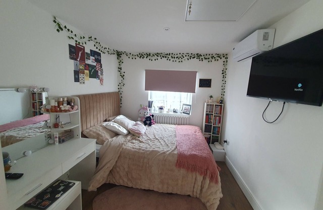 Luxury 3-Bed London Home 3 stops away from Tottenham Stadium – 5* for Holidays