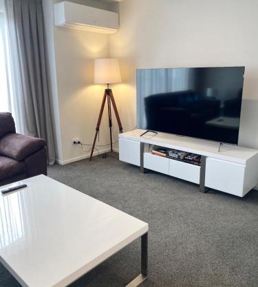 Luxury 3 Bed Townhouse By Hagley Park With Garage