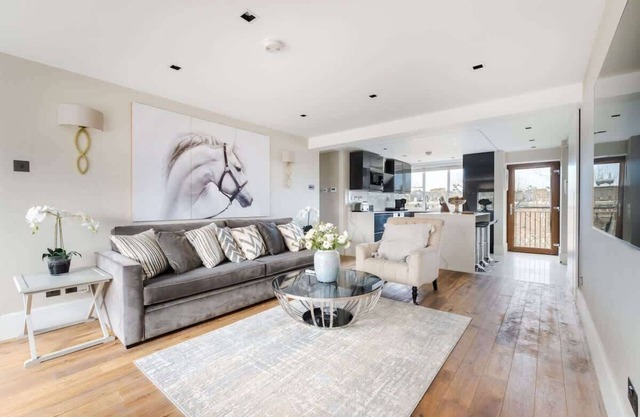 Luxury 3 Bedrooms Apartment in the ♥️ of London, w/Air Con