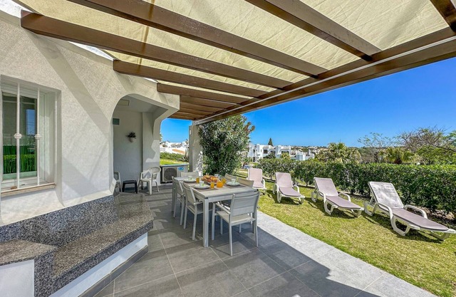 Luxury 3 Bedroom Apartment, Pool & Garden Views