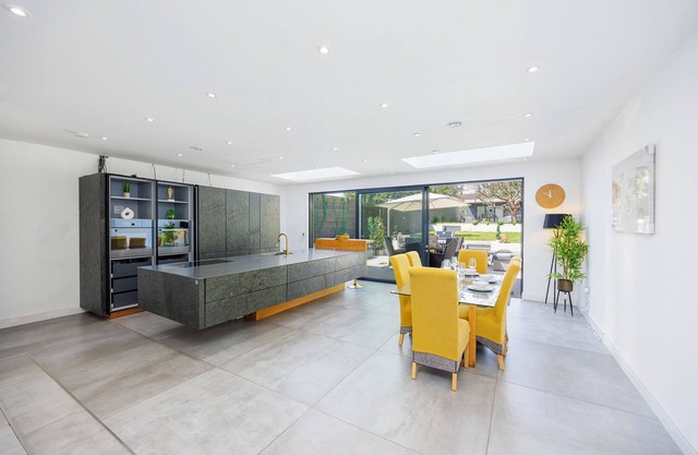 Luxury 3-Bedroom House, Outhouse & Large Garden