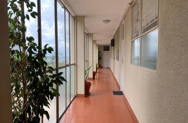 Luxury 3-Bedroom Sandton Apartment, Sleeps 6 with Skyline Views