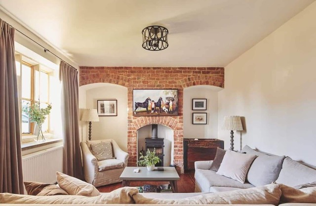 Luxury 3 bedroom spacious period Cotswold Cottage – EV & Garden