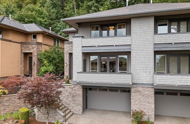 LUXURY 3-bedroom townhome with office/WiFi, AC in fabulous Portland
