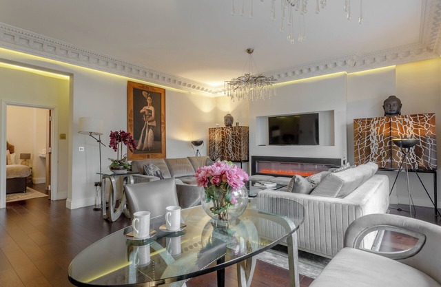 LUXURY 3 BEDROOMS FLAT IN HYDE PARK