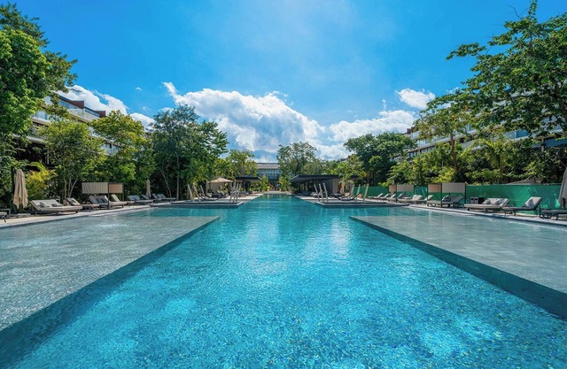 Luxury 3 BR Condo - Infinity Pool - AWA Residences