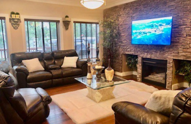Luxury 3700 sq/5 bedroom/jettedtub/4 fireplaces